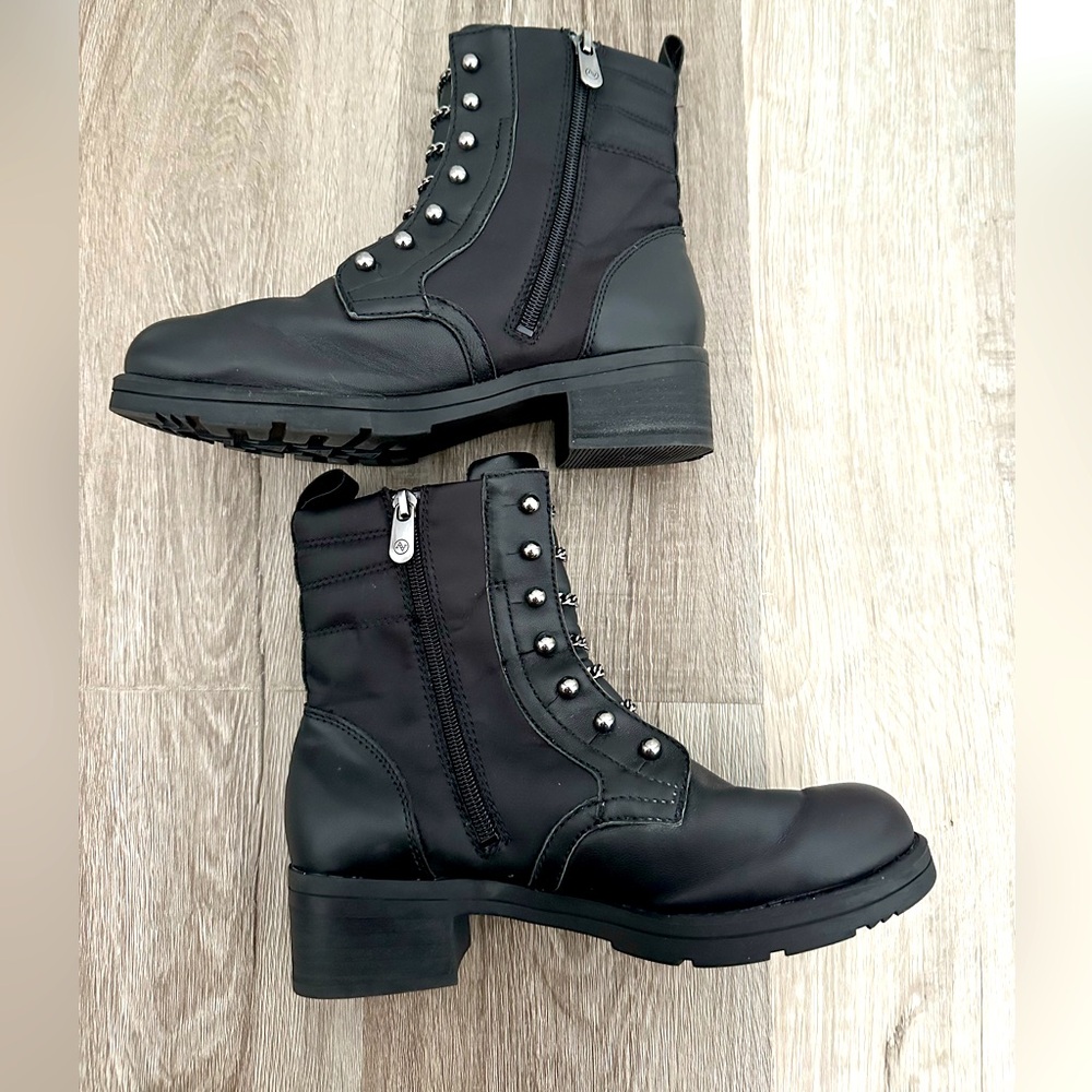 Combat boots